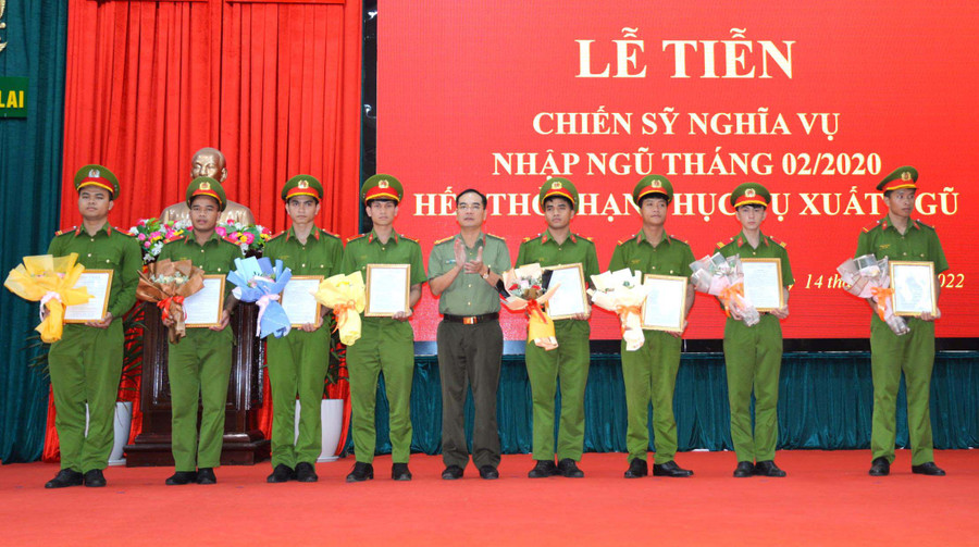 Đại tá Phạm Hữu Trường-Phó Bí thư Đảng ủy, Phó Giám đốc Công an tỉnh trao quyết định xuất ngũ cho các chiến sỹ. Ảnh: Nguyễn Hữu