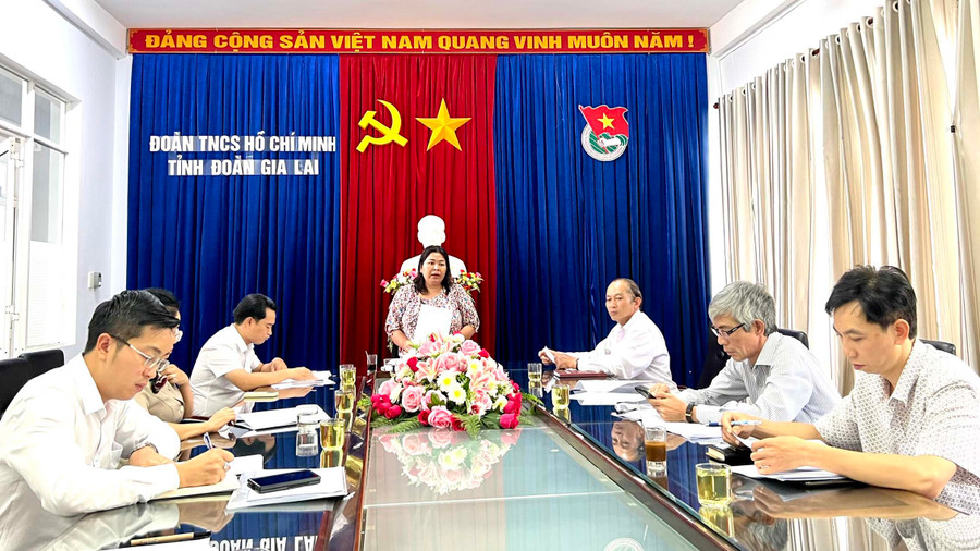 Ban tổ chức Hội thi Tin học trẻ tỉnh lần thứ XXI họp triển khai nhiệm vụ. Ảnh: Phan Lài Các thành viên Ban tổ chức Hội thi Tin học trẻ tỉnh lần thứ XXI họp triển khai nhiệm vụ. Ảnh: Phan Lài