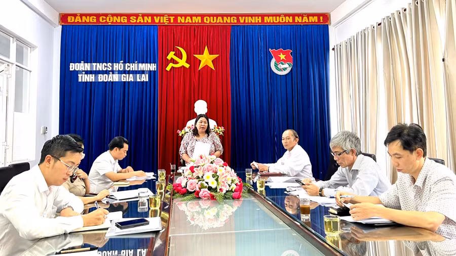 Các thành viên Ban tổ chức Hội thi Tin học trẻ tỉnh lần thứ XXI họp triển khai nhiệm vụ. Ảnh: Phan Lài