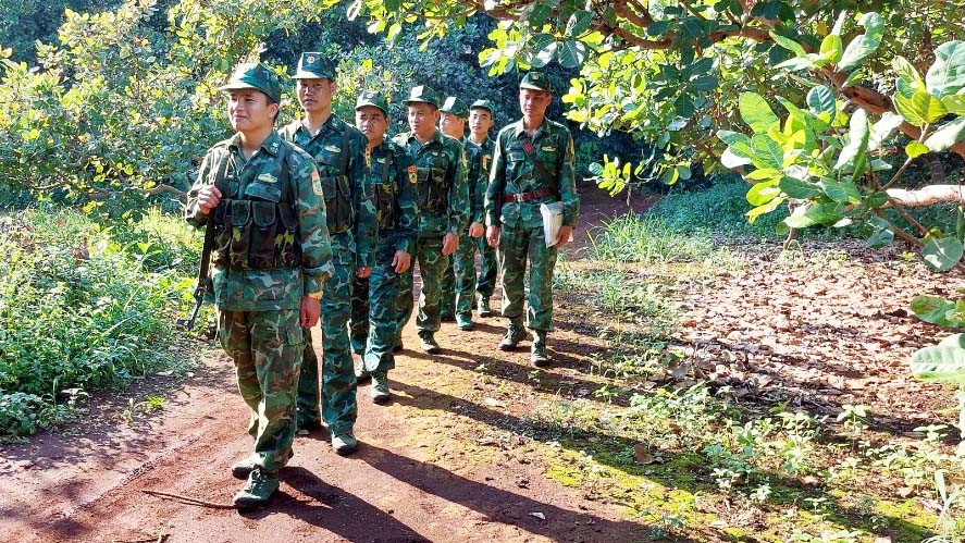 Cán bộ, chiến sĩ Đồn Biên phòng Ia Nan tuần tra bảo vệ biên giới. Ảnh: Vĩnh Hoàng