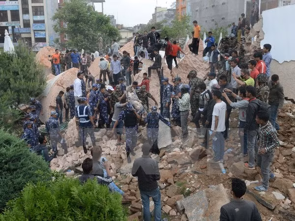 Lực lượng cứu hộ chuyển thi thể nạn nhân sau động đất tại Kathmandu ngày 25-4.