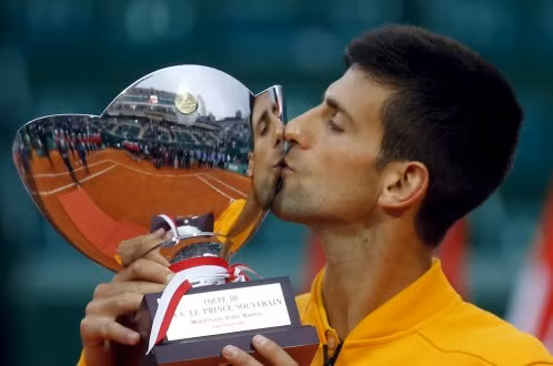  Djokovic bên cúp vô địch Giải quần vợt Monte Carlo. Ảnh: Reuters