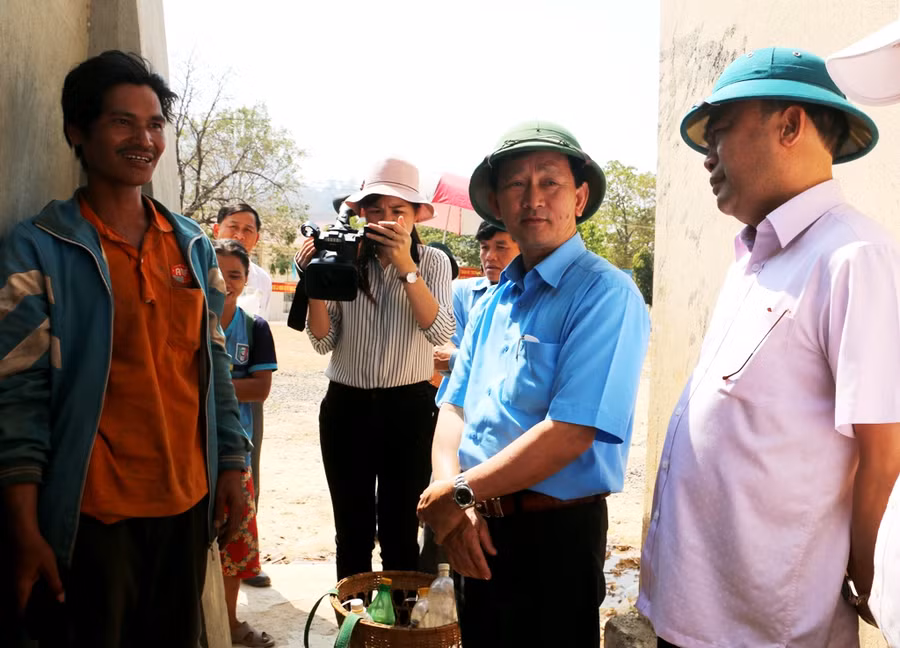 Anh Đinh Liam (bên trái) bày tỏ làng biết ơn trước sự quan tâm tỉnh và cá nhân Bí thư Tỉnh ủy Dương Văn Trang. Ảnh: Q.T