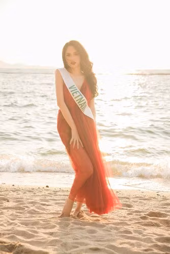 Hương Giang đầy lôi cuốn, tạo dáng trên bãi biển. Hương Giang đầy lôi cuốn, tạo dáng trên bãi biển.