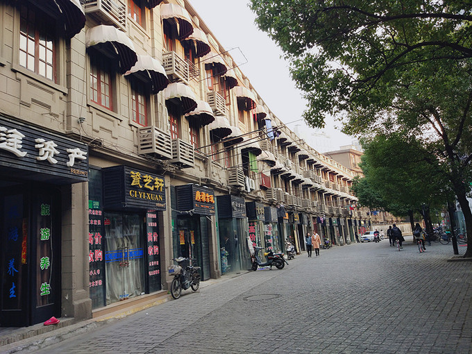 Nếu muốn tham quan các công trình kiến trúc đặc sắc thì đến Bến Thượng Hải, miếu Thành Hoàng, Dự viên, khu Tân Thiên Địa, Điền Tử Phường, khu phố danh nhân văn hóa Đa Luân, Cung nghệ thuật Trung Hoa, thị trấn Thamestown... Muốn ngắm các cổ trấn xứ Giang Nam thì đến Thất Bảo, Chu Gia Giác. Nếu muốn tham quan các công trình kiến trúc đặc sắc thì đến Bến Thượng Hải, miếu Thành Hoàng, Dự viên, khu Tân Thiên Địa, Điền Tử Phường, khu phố danh nhân văn hóa Đa Luân, Cung nghệ thuật Trung Hoa, thị trấn Thamestown... Muốn ngắm các cổ trấn xứ Giang Nam thì đến Thất Bảo, Chu Gia Giác.