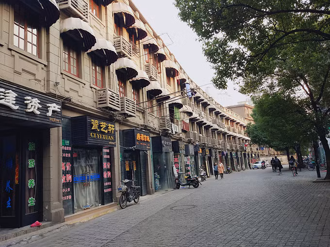 Nếu muốn tham quan các công trình kiến trúc đặc sắc thì đến Bến Thượng Hải, miếu Thành Hoàng, Dự viên, khu Tân Thiên Địa, Điền Tử Phường, khu phố danh nhân văn hóa Đa Luân, Cung nghệ thuật Trung Hoa, thị trấn Thamestown... Muốn ngắm các cổ trấn xứ Giang Nam thì đến Thất Bảo, Chu Gia Giác.