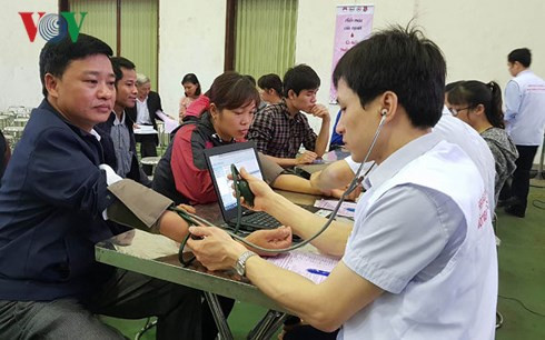 Kiểm tra sức khỏe của người dân trước khi hiến máu Kiểm tra sức khỏe của người dân trước khi hiến máu