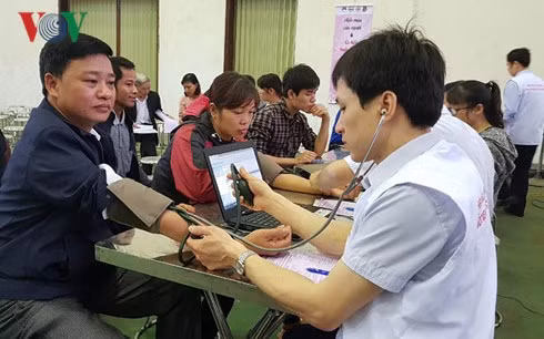 Kiểm tra sức khỏe của người dân trước khi hiến máu