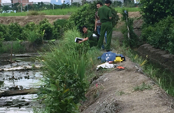 Hiện trường nơi ông M. tử vong cạnh bờ mương. 