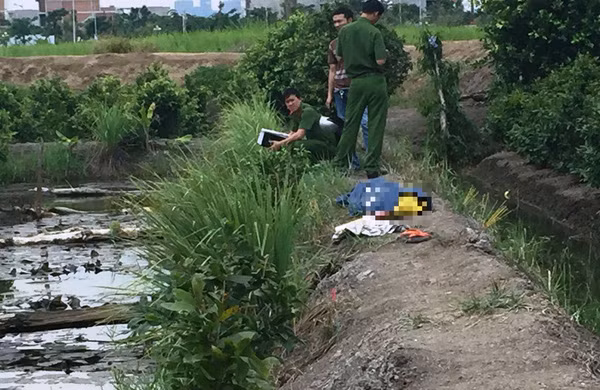 Hiện trường nơi ông M. tử vong cạnh bờ mương. 