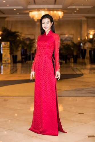 Chiếc áo dài có màu đỏ tươi, cổ chữ V độc đáo tái hiện khá rõ nét hình ảnh quyền quý của người phụ nữ. 
