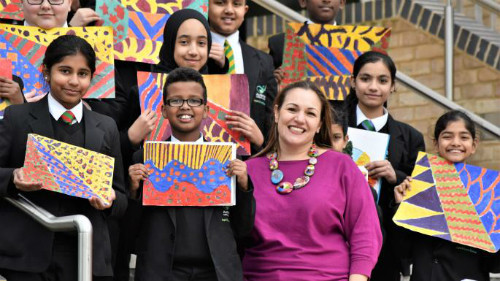 Những môn học của cô Zafirakou giúp học sinh xóa bỏ rào cản ngôn ngữ. Ảnh: The Times