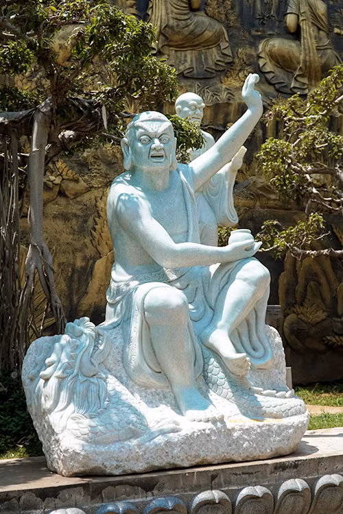 Bên ngoài chùa, nằm ở cánh tả là một khu vườn được bố trí nhiều tượng La Hán. Hàng chục bức tượng được tạc nên nhờ công đức của Phật tử.