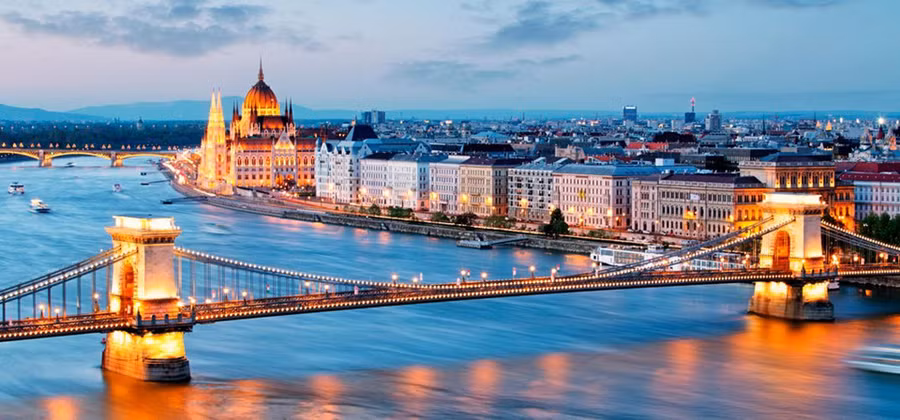 Sông Danube là sông dài thứ 2 ở châu Âu, chảy qua 10 quốc gia, với những thành phố cổ kính và phong cảnh tuyệt đẹp ven bờ. Ảnh: Smithsonianjourneys.