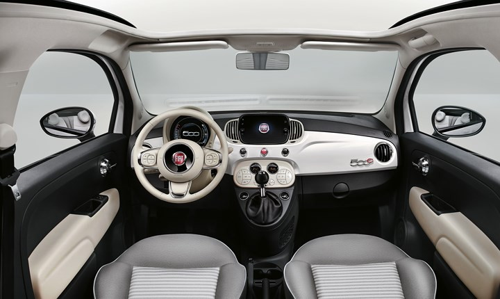 Nội thất của Fiat 500 Collezione ăn khớp với màu sắc của thân xe, và đây là nơi mà logo Collezione được tìm thấy cùng với hệ thống giải trí thông tin UConnect 7 inch với Apple CarPlay và Android Auto. Nội thất của Fiat 500 Collezione ăn khớp với màu sắc của thân xe, và đây là nơi mà logo Collezione được tìm thấy cùng với hệ thống giải trí thông tin UConnect 7 inch với Apple CarPlay và Android Auto.