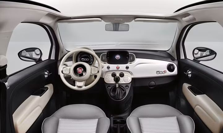 Nội thất của Fiat 500 Collezione ăn khớp với màu sắc của thân xe, và đây là nơi mà logo Collezione được tìm thấy cùng với hệ thống giải trí thông tin UConnect 7 inch với Apple CarPlay và Android Auto. 