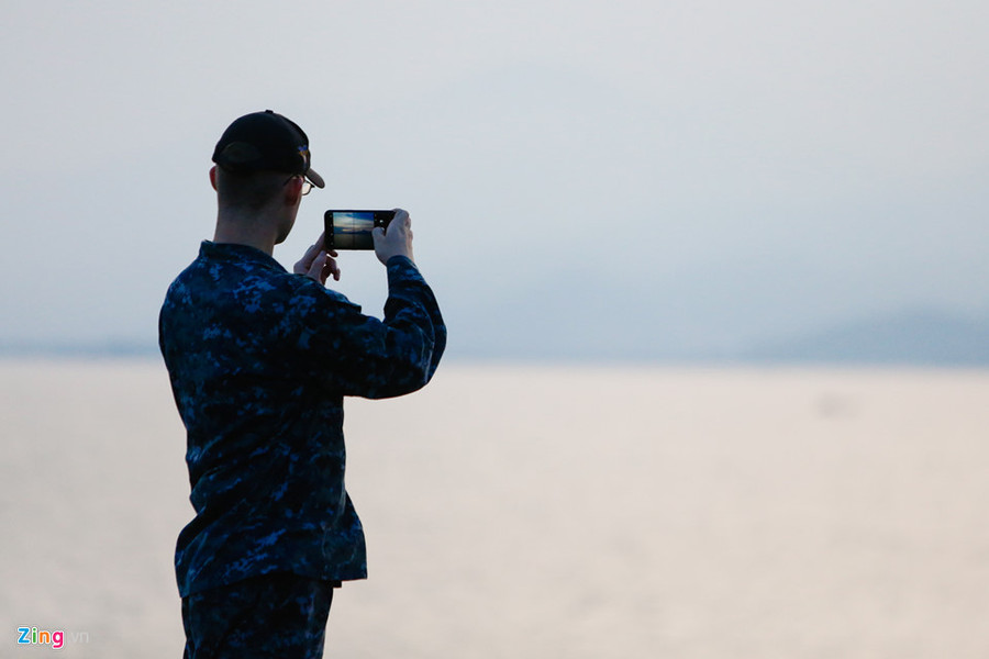 Một thủy thủ chụp lại phong cảnh nhìn từ boong tàu tại Đà Nẵng. Trong chuyến thăm, các sĩ quan và thủy thủ đoàn sẽ tham gia một số hoạt động cộng đồng tại thành phố biển như biểu diễn ca nhạc, giao lưu thể thao, thăm và giao lưu tại Làng trẻ em SOS, Trung tâm Bảo trợ nạn nhân chất độc da cam... Một thủy thủ chụp lại phong cảnh nhìn từ boong tàu tại Đà Nẵng. Trong chuyến thăm, các sĩ quan và thủy thủ đoàn sẽ tham gia một số hoạt động cộng đồng tại thành phố biển như biểu diễn ca nhạc, giao lưu thể thao, thăm và giao lưu tại Làng trẻ em SOS, Trung tâm Bảo trợ nạn nhân chất độc da cam...