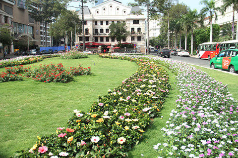 Bãi xe Công trường Lam Sơn giờ trở thành công viên hoa tươi xinh đẹp, được mọi người đến đi dạo hóng mát vào buổi chiều và tối