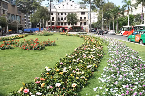 Bãi xe Công trường Lam Sơn giờ trở thành công viên hoa tươi xinh đẹp, được mọi người đến đi dạo hóng mát vào buổi chiều và tối