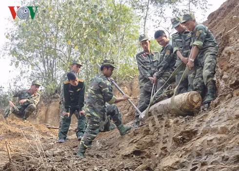 Quả bom được phát hiện trong quá trình san ủi tại khu vực đồi giáp ranh giữa 2 tổ dân phố 1 và 6 của phường Him Lam.