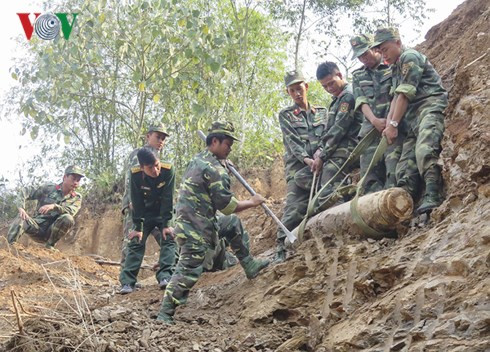 Quả bom được phát hiện trong quá trình san ủi tại khu vực đồi giáp ranh giữa 2 tổ dân phố 1 và 6 của phường Him Lam.
