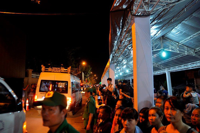 Hàng trăm người đứng xung quanh tư gia cố Thủ tướng, thể hiện sự tiếc thương