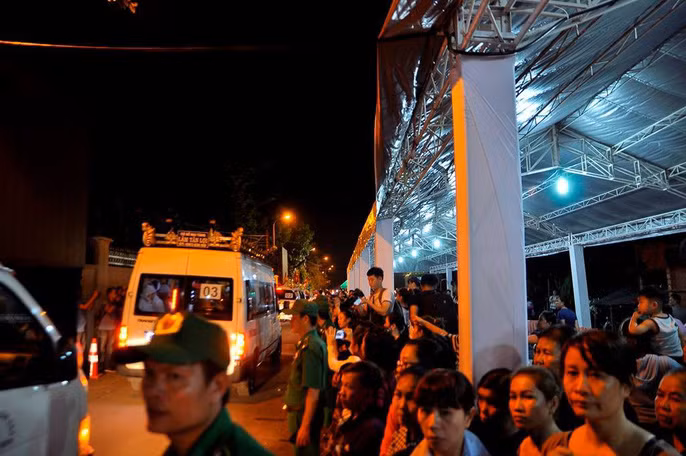 Hàng trăm người đứng xung quanh tư gia cố Thủ tướng, thể hiện sự tiếc thương