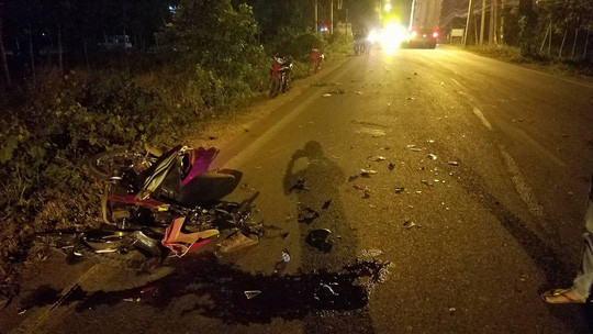 Hiện trường tai nạn với xe máy vỡ nát Hiện trường tai nạn với xe máy vỡ nát