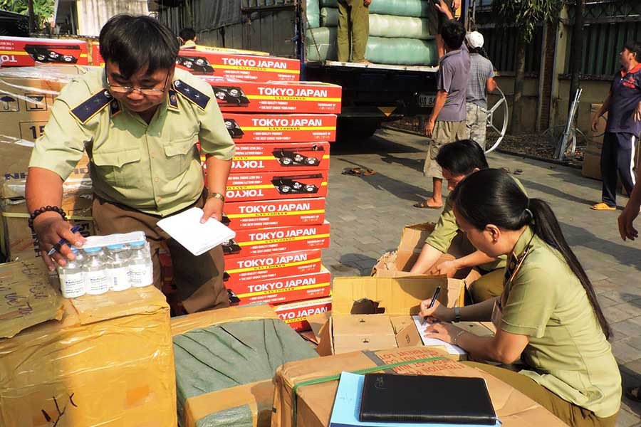  Lực lượng QLTT Kon Tum kiểm tra thuốc tân dược không rõ nguồn gốc. Ảnh: Hoài Trần