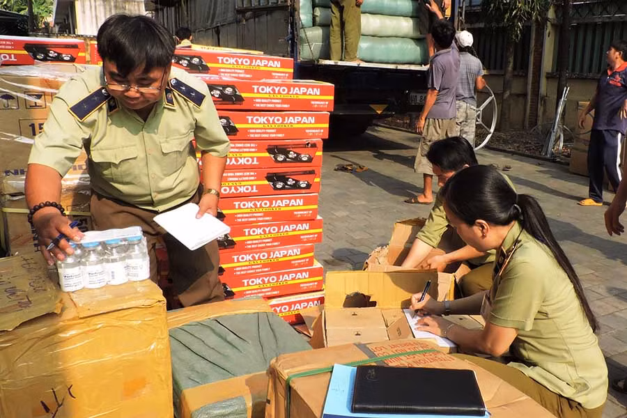  Lực lượng QLTT Kon Tum kiểm tra thuốc tân dược không rõ nguồn gốc. Ảnh: Hoài Trần