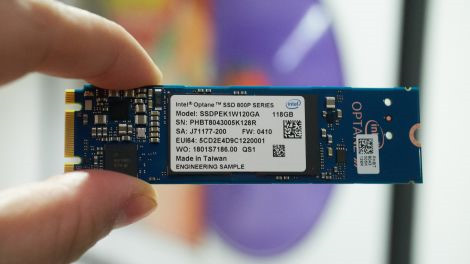 Ổ SSD của Intel có kích thước như một thanh RAM. Ổ SSD của Intel có kích thước như một thanh RAM.