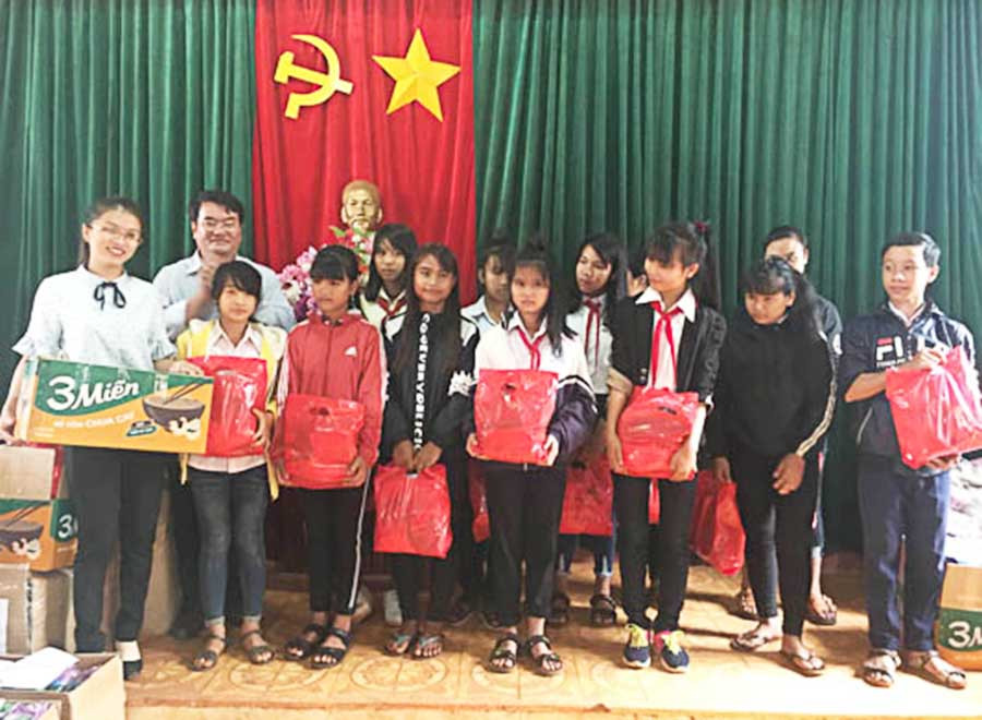  Phó Ban tuyên giáo Tỉnh ủy Tống Thới Mốc tặng quà cho các cháu học sinh có hoàn cảnh khó khăn tại xã Ia Chiă, huyện Ia Grai. Ảnh: Kim Yến