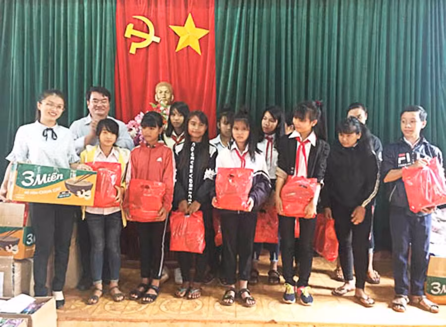  Phó Ban tuyên giáo Tỉnh ủy Tống Thới Mốc tặng quà cho các cháu học sinh có hoàn cảnh khó khăn tại xã Ia Chiă, huyện Ia Grai. Ảnh: Kim Yến