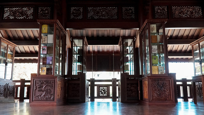 Trong khuôn viên chùa còn có một gian nhà đọc sách. Tại đây có hàng trăm quyển kinh Phật được bày trí. Khách vãn cảnh chùa hay các Phật tử quan tâm có thể ghé chân và đọc miễn phí. Trong khuôn viên chùa còn có một gian nhà đọc sách. Tại đây có hàng trăm quyển kinh Phật được bày trí. Khách vãn cảnh chùa hay các Phật tử quan tâm có thể ghé chân và đọc miễn phí.