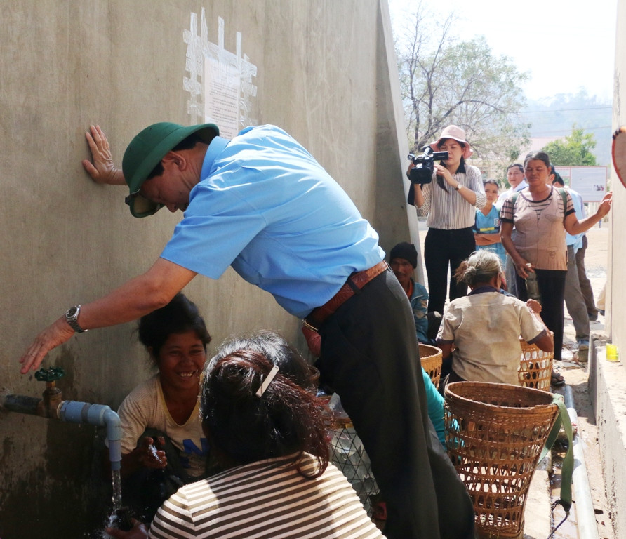 Người dân phấn khởi khi không còn phải lo thiếu nước sinh hoạt vào mùa khô như trước đây. Ảnh: Q.T Người dân phấn khởi khi không còn phải lo thiếu nước sinh hoạt vào mùa khô như trước đây. Ảnh: Q.T