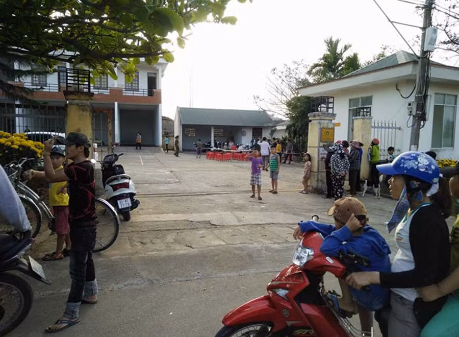  Người dân đến Đội PCCC-CNCH khu vực An Khê sau khi nhận được. Ảnh: Lê Anh