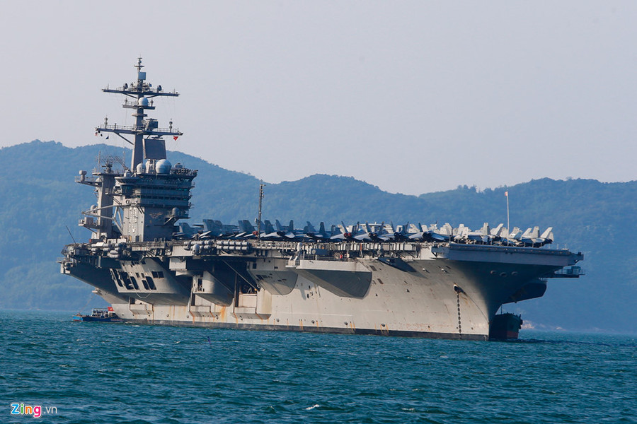 USS Carl Vinson là một trong 10 siêu tàu sân bay hạt nhân lớp Nimitz của Hải quân Mỹ. Tàu có biệt danh "Đại bàng Vàng" (Golden Eagle), với khẩu hiệu là "Sức mạnh từ biển cả" (Vis Per Mare). USS Carl Vinson là một trong 10 siêu tàu sân bay hạt nhân lớp Nimitz của Hải quân Mỹ. Tàu có biệt danh