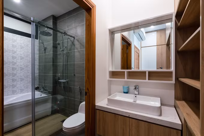  Nhà vệ sinh được phân tách thành 3 khu vực rõ ràng với bồn tắm, bồn cầu và khu đánh răng rửa mặt.