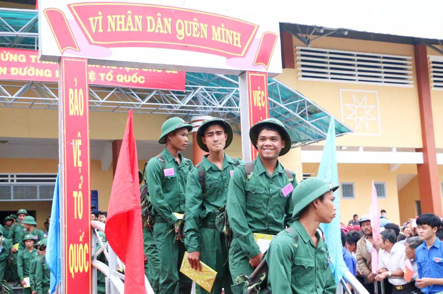  Thanh niên huyện Chư Sê phấn khởi lên đường làm nghĩa vụ. Ảnh: Quang Tấn