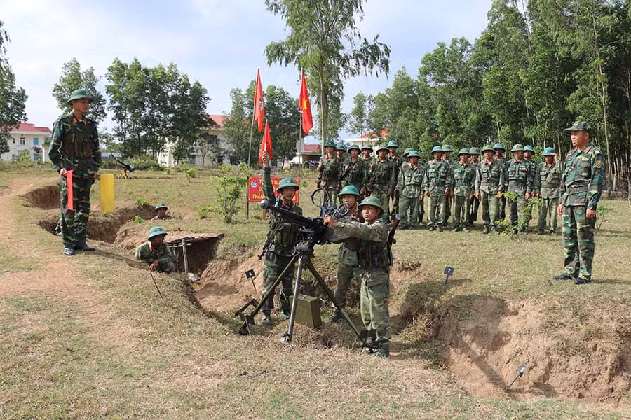  Thượng úy Tạ Hoàng Ân, Tiểu đoàn trưởng Tiểu đoàn 3 kiểm tra công tác huấn luyện của Trung đội SMPK 12,7. Ảnh: Thuận An