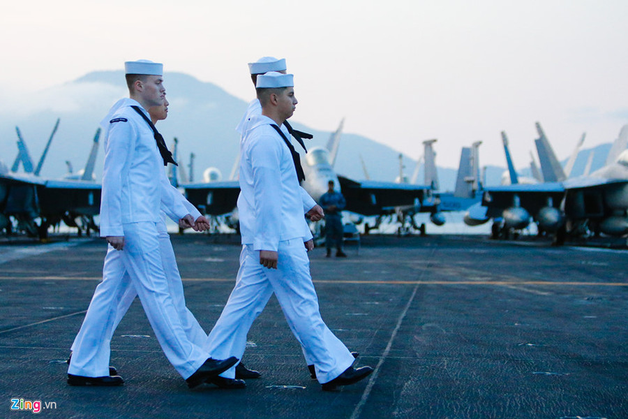 Bốn thủy thủ trên tàu sân bay USS Carl Vinson chuẩn bị thực hiện nghi thức chào cờ vào cuối giờ chiều hàng ngày hôm 5/3. Hàng không mẫu hạm của Hải quân Mỹ hiện dừng chân tại vịnh Đà Nẵng trong chuyến thăm kéo dài năm ngày. Bốn thủy thủ trên tàu sân bay USS Carl Vinson chuẩn bị thực hiện nghi thức chào cờ vào cuối giờ chiều hàng ngày hôm 5/3. Hàng không mẫu hạm của Hải quân Mỹ hiện dừng chân tại vịnh Đà Nẵng trong chuyến thăm kéo dài năm ngày.