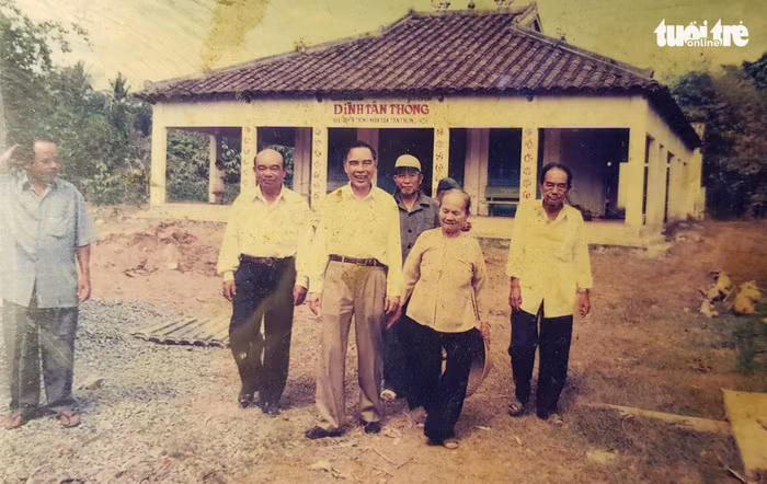 Ông Phan Văn Khải trong một chuyến về thăm đình Tân Thông năm 2000 - Ảnh: Chụp lại từ tư liệu đình Tân Thông