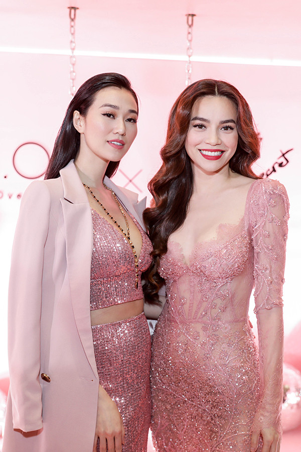  Khánh My và Hồ Ngọc Hà cùng chọn tông hồng đầy nữ tính cho hai bộ cánh tôn nét sexy.