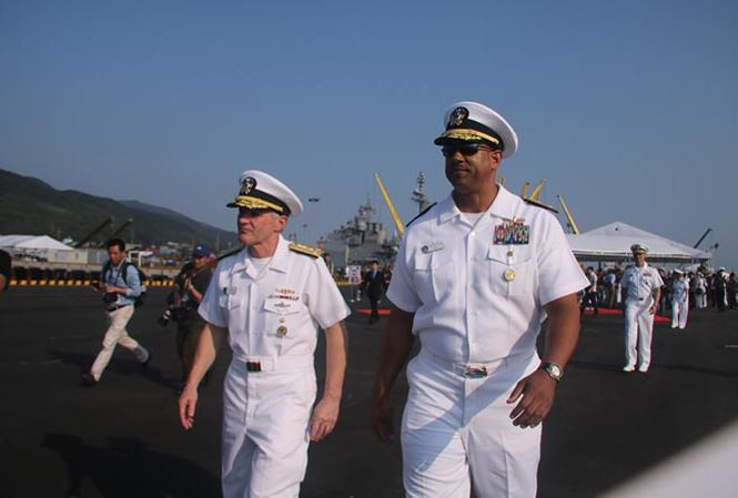Chuẩn Đô đốc John Fuller (phải) và Phó đô đốc Phillip Sawyer dạo trên cảng Tiên Sa ngày 5/2. Ảnh: Nguyễn Thành.