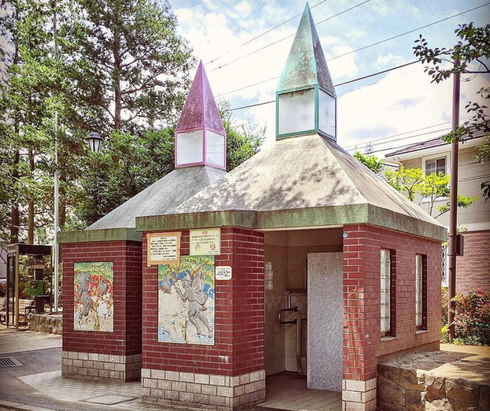 Một nhà vệ sinh có phong cách từ lâu đài. Tuy nhiên, sẽ chẳng ai hiểu được lý do vì sao 