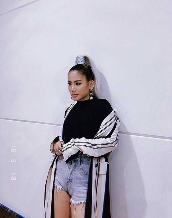 Trái ngược hẳn với Trương Thị May, ca sĩ Yến Lê giữ vững phong độ với phong cách cá tính “đóng đinh” tên tuổi. Trái ngược hẳn với Trương Thị May, ca sĩ Yến Lê giữ vững phong độ với phong cách cá tính “đóng đinh” tên tuổi.