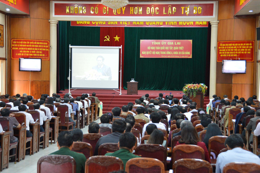 Cán bộ chủ chốt toàn tỉnh dự hội nghị trực tuyến toàn quốc học tập, quán triệt Nghị quyết Trung ương 6 khóa XII. Ảnh: T.N Cán bộ chủ chốt toàn tỉnh dự hội nghị trực tuyến toàn quốc học tập, quán triệt Nghị quyết Trung ương 6 khóa XII. Ảnh: T.N