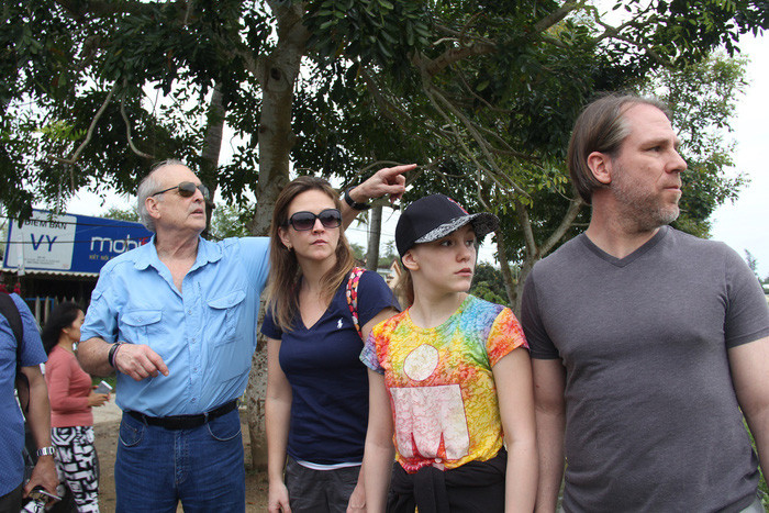 Ông Ronald chỉ tay về phía cánh đồng để cho gia đình nhỏ của mình biết nơi ông chụp những bức ảnh tố cáo tội ác của lính Mỹ.