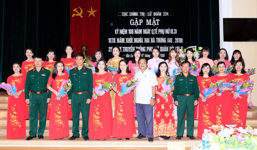  Lãnh đạo, chỉ huy Cục Chính trị và Lữ đoàn 234 tặng hoa cho các chị em. Ảnh: Vũ Duy Hiển