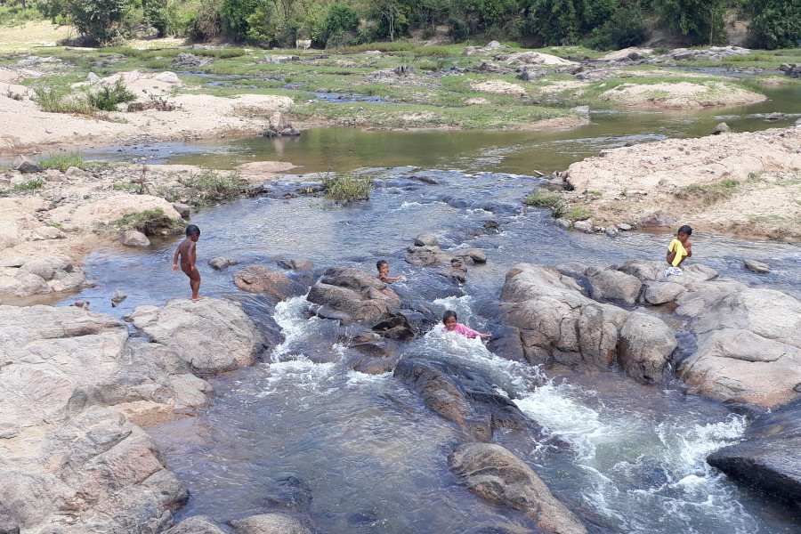 Tắm suối là một trong những nguyên nhân dễ gây bệnh viêm tai giữa. Ảnh: N.T